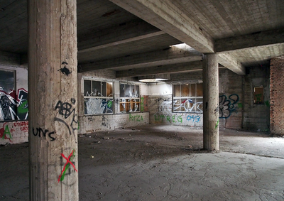 830002 Interieur van het voormalige gebouw van Bakkerij Lubro (Quality Bakers, Hogenoord 1) te Utrecht: de vroegere ...